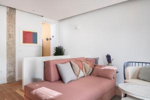 A seating area at Don Fadrique Apartments by Olala Homes