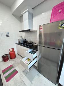 Kuchyň nebo kuchyňský kout v ubytování RTS - U12 L12 ROXY Townhouse Sematan
