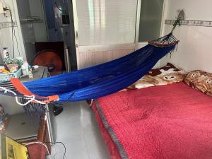 Rúm í herbergi á Hammock House Homestay