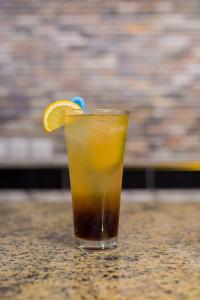 una bevanda con una fetta d'arancia su un tavolo di City Base Hotel, Port Harcourt a Port Harcourt