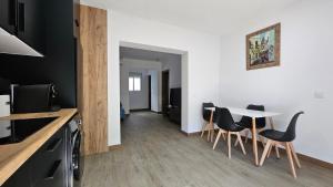 Una cocina y un comedor con mesa y sillas. en Optimus Caura, en Coria del Río