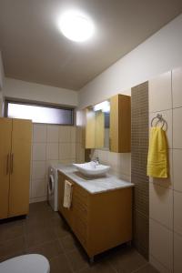 Phòng tắm tại Apartment Mythos Myrto