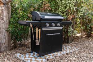 un barbecue nero con un tostapane in cima di La cabane a Narbonne-Plage