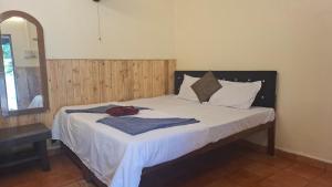 Postel nebo postele na pokoji v ubytování Beach Ave Maria GuestHouse and Family Restaurant colva