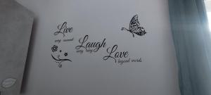 una pared con una mariposa y firmas en ella en La casa di Steno, en Lecce