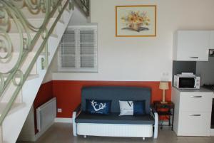 a room with a staircase with a bench in it at COQUETTE MAISON in Tocane-Saint-Apre