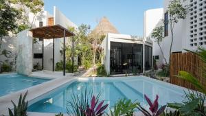 สระว่ายน้ำที่อยู่ใกล้ ๆ หรือใน Divine House with private roof and pool only 1km from the Beach