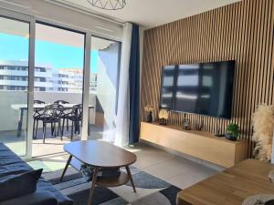 カップ・ダグドにあるAppartement 2 pièces CAP D 'AGDE CT037-112の大型薄型テレビのあるリビングルーム