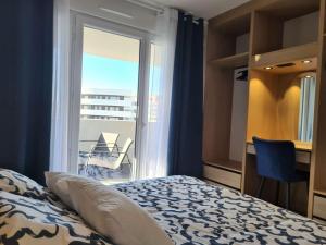 カップ・ダグドにあるAppartement 2 pièces CAP D 'AGDE CT037-112のベッドルーム1室(ベッド1台付)が備わります。バルコニーの景色を望めます。