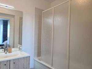 カップ・ダグドにあるAppartement 2 pièces CAP D 'AGDE CT037-112のシャワーと洗面台付きのバスルーム +7枚の写真