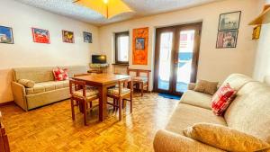 a living room with a couch and a table at Appartamento Il Laghetto - Affitti Brevi Italia in Sauze d'Oulx