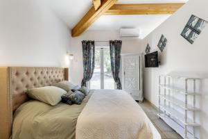 a bedroom with a large bed in a attic at Tra Vigna e Mare in Plan-de-la-Tour