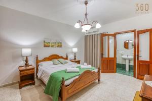 San ĠwannにあるCharming 3BR Maisonette with private Backyard & AC by 360 Estatesのベッドのある寝室と洗面台のある浴室