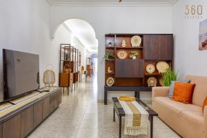 San ĠwannにあるCharming 3BR Maisonette with private Backyard & AC by 360 Estatesのソファとテーブルのあるリビングルーム +29枚の写真