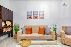 San ĠwannにあるCharming 3BR Maisonette with private Backyard & AC by 360 Estatesのソファとテレビのあるリビングルーム