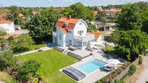 an aerial view of a house with a swimming pool at Villa Falsterbo in Skanör med Falsterbo