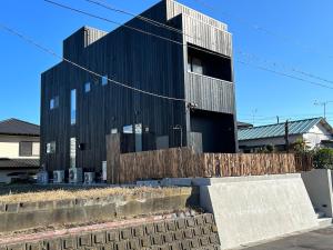 御宿町Wave Villa with Ocean Views的前面显示了一座黑色的建筑