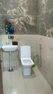 een badkamer met toilet en wastafel bij Sukdham Homestays Mathura! in Mathura +22 foto's