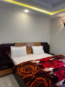 Postel nebo postele na pokoji v ubytování Farooq hotel
