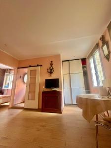 TV a/nebo společenská místnost v ubytování NEW FIKA 4a + 37 fotografií