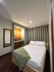 Postel nebo postele na pokoji v ubytování JCGA Apartments' Rustic Chic Cabins-Near Botanical Garden and SM Baguio