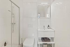 Kamar mandi di Aparthotel Odeon I Self Check In