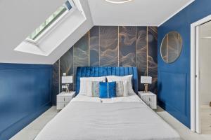 Tempat tidur dalam kamar di Aparthotel Odeon I Self Check In