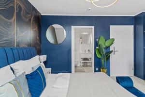 Tempat tidur dalam kamar di Aparthotel Odeon I Self Check In