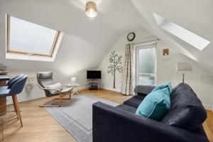 a living room with a black leather couch and chairs at Beautiful Country Apartment, rated Exceptional in Coventry