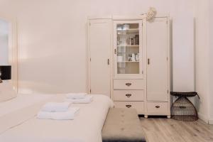 biała sypialnia z białą szafką i ręcznikami w obiekcie Wenceslas Square / Main Station - NEW STUDIO***** w Pradze