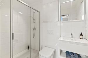 Kamar mandi di Aparthotel Odeon I Self Check In