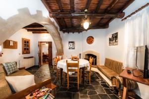 ein Wohnzimmer mit einem Tisch und einem Kamin in der Unterkunft Villa Ouranos in Kissamos