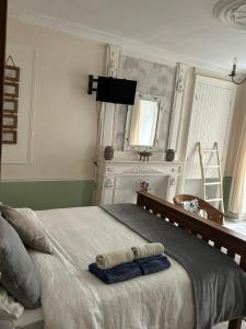 a bedroom with a bed with two towels on it at The LightHouse Chambres à louer in Châteaulin