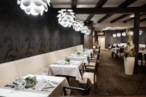 Reštaurácia alebo iné gastronomické zariadenie v ubytovaní Hotel Sladovna