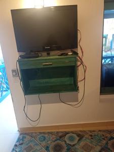 TV a/nebo společenská místnost v ubytování Chillax Dahab + 37 fotografií