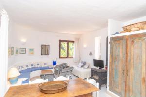A television and/or entertainment centre at Villa Calipso