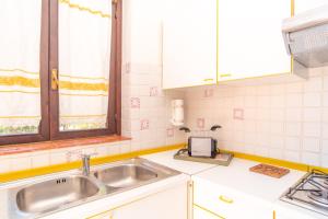 A kitchen or kitchenette at Villa Calipso Még 17 kép