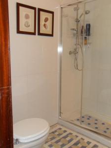 y baño con ducha y aseo. en Beach and City Apartment, en Portimão