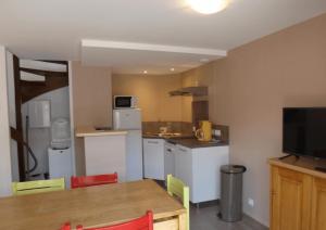 Dapur atau dapur kecil di Gite 16 Vacances en Gîte au Puy Mary Découvrez le Parc Naturel des Volcans +2 gambar