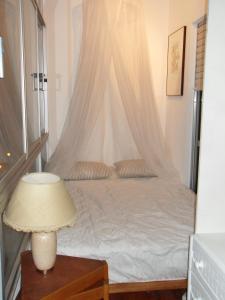 1 dormitorio con 1 cama con mosquitera en Beach and City Apartment, en Portimão