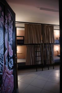 Letto o letti in una camera di Shkodra Hostel & Day Tours