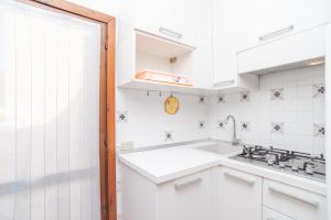 A kitchen or kitchenette at Flat La Quercia