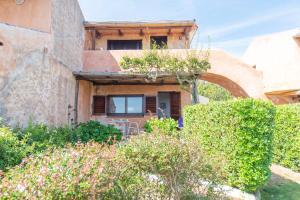 A garden outside Flat La Quercia