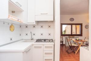 A kitchen or kitchenette at Flat La Quercia