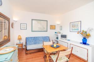 A television and/or entertainment centre at Flat La Quercia