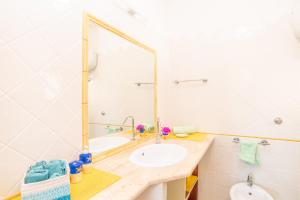 A bathroom at Flat La Quercia