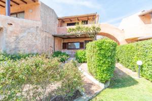 A garden outside Flat La Quercia