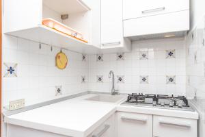 A kitchen or kitchenette at Flat La Quercia