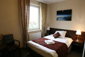 Postel nebo postele na pokoji v ubytování Hotel Kosmonauty Wrocław-Airport + 37 fotografií