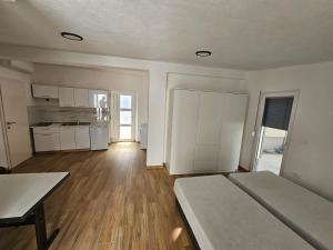 une chambre vide avec 2 lits et une cuisine dans l'établissement Apartma Lana, à Koper